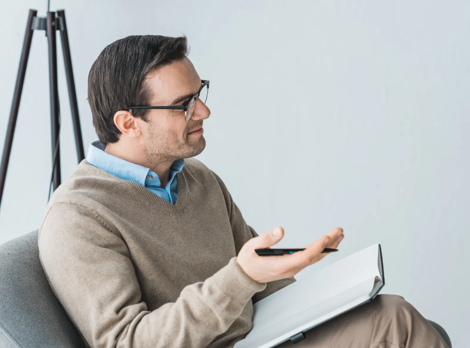 Algemene voorwaarden 3 male therapist in glasses listening to patient in 2024 11 12 21 26 58 utc